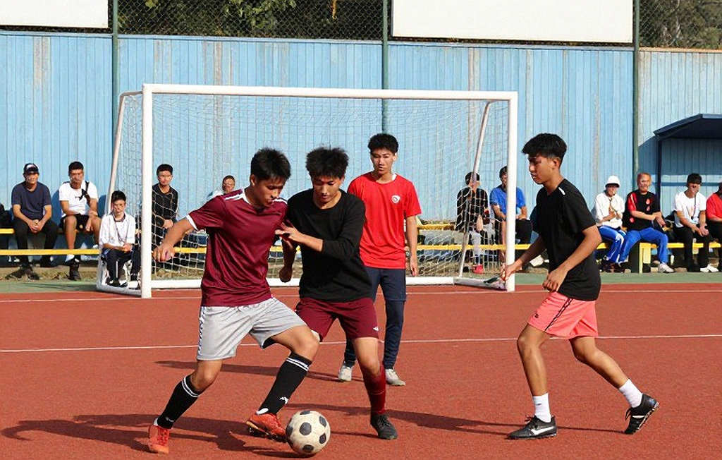 Khi Sân Cỏ Không Còn Tiếng Vỗ Tay: Bài Học Từ Một Bản Phân Tích Rỗng