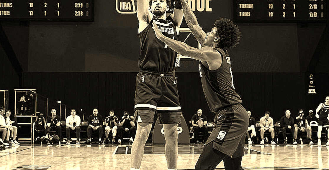 Thomas Walkup đến Dubai: Khi Vùng Vịnh mua lấy một chỗ ngồi ở Final Four