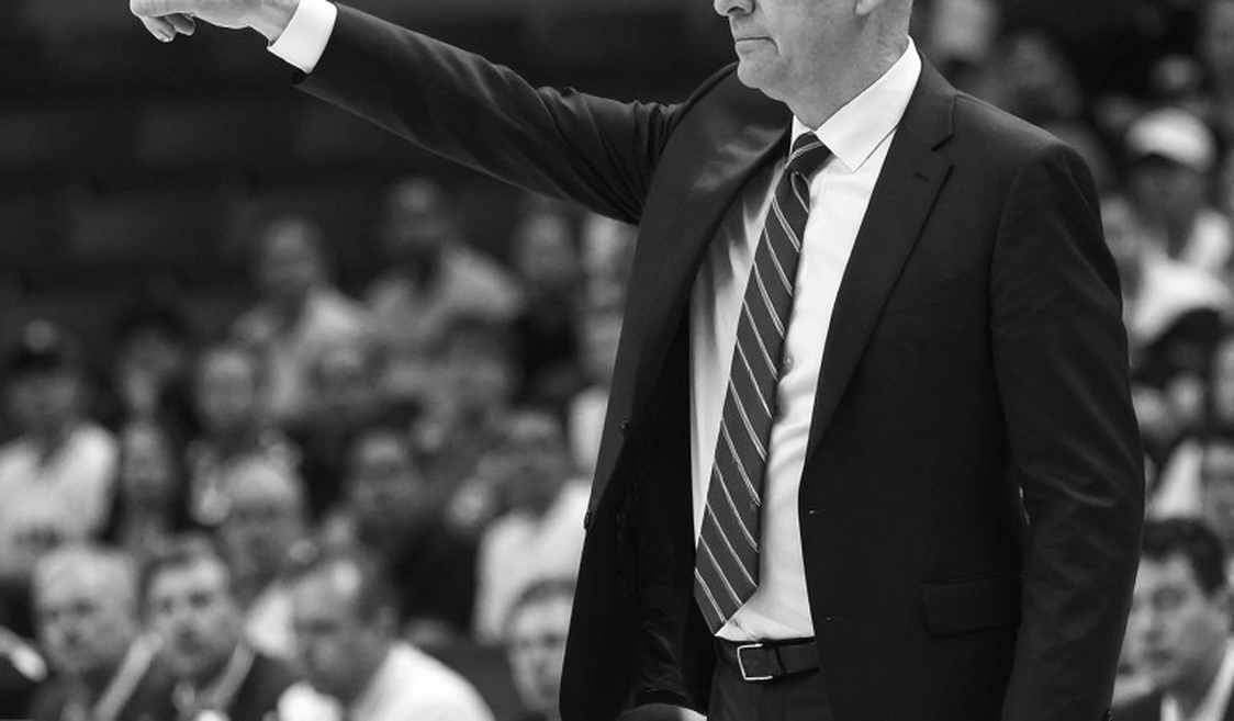 Chiếc xe lăn một bánh của Mike James và khoảng trống Anadolu Efes không thể vá bằng xoay tua