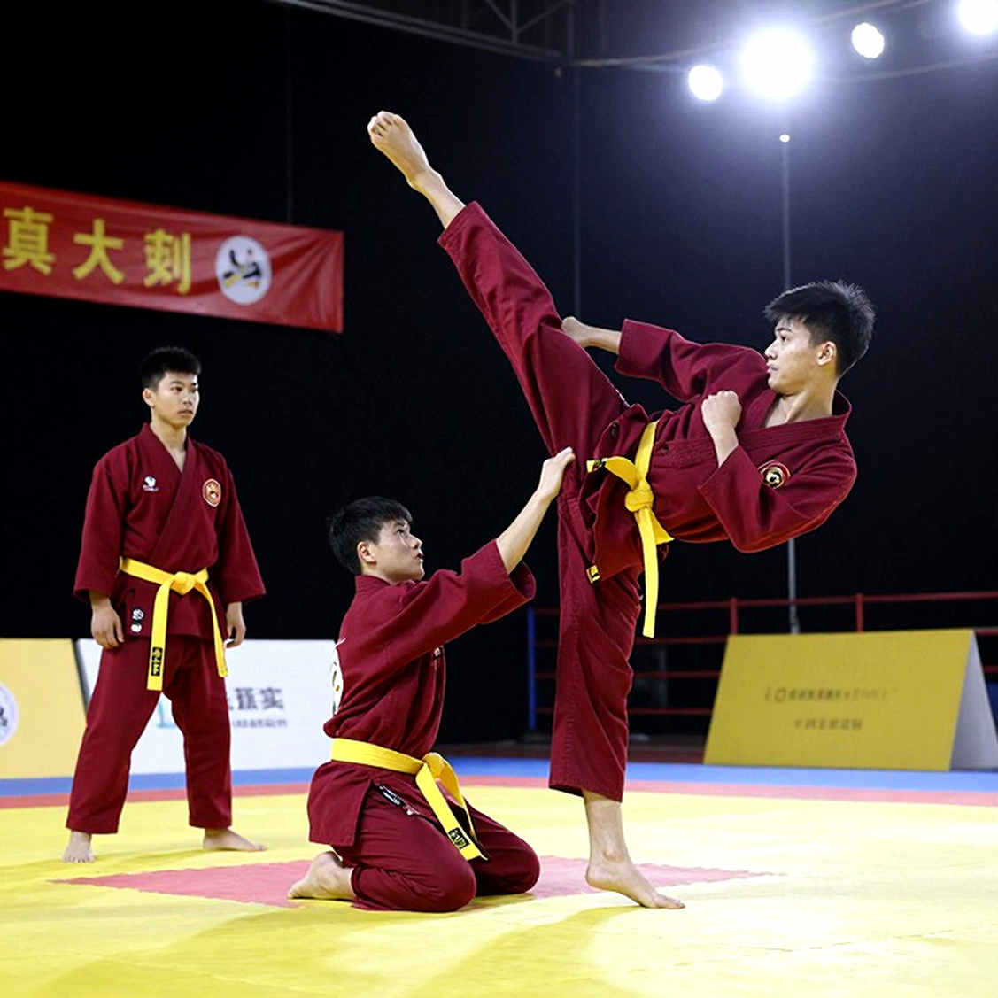 Khi Baron Nổ Trong Im Lặng: Điều Gì Xảy Ra Khi Khán Đài Trống Vắng? Khi Baron Nổ Trong Im Lặng: Điều Gì Xảy Ra Khi Khán Đài Trống Vắng?